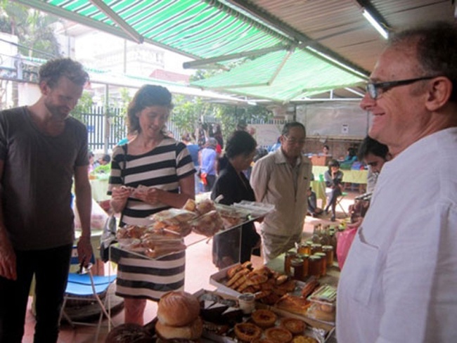 Phien cho Tay 'mi ni' doc dao o Ha Noi hinh anh