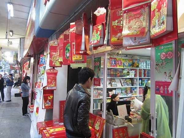 Lich Tet 2014: Khach hang chi ngam, nguoi ban ngoi choi hinh anh