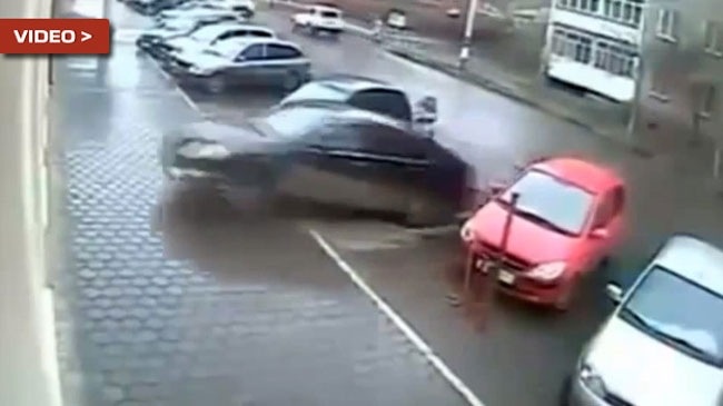 Khi phu nu lui xe ra khoi bai do hinh anh