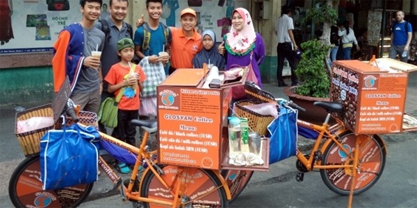 Giam doc ban ca phe dao trai long chuyen mat 'can cau com' hinh anh