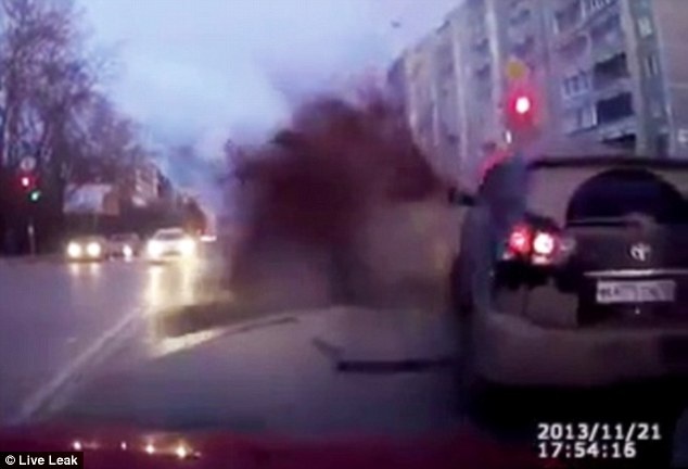 Duong nhua bat ngo no tung hinh anh