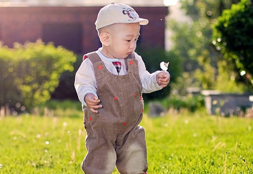 Cay moc trong tai be trai 1 tuoi hinh anh