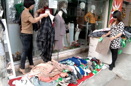 Ca nam doi kem, san hang ton kho lam qua Tet hinh anh