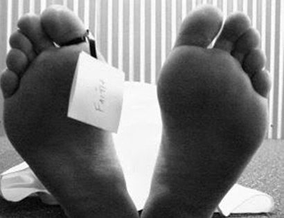 Dang di dao, vap phai hai thung nhoi xac chet hinh anh