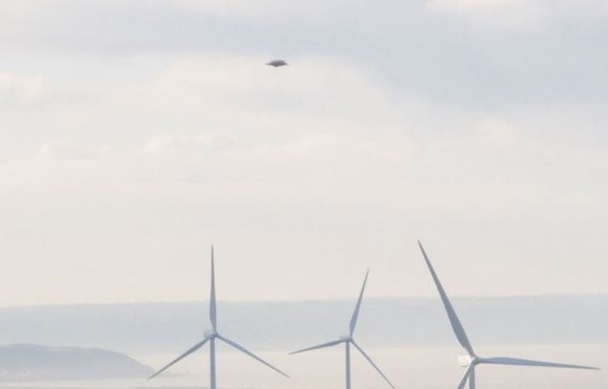 Dia bay xuat hien o Anh giua ban ngay? hinh anh