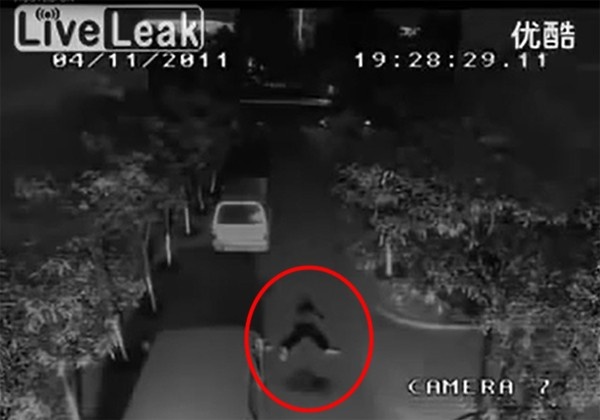 Bi set danh 2 lan van tu dung day di lai hinh anh