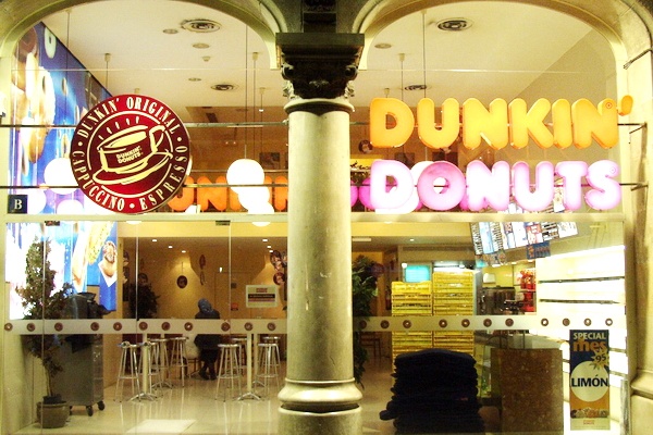 Ong lon Dukin’ Donuts bi ket ngay lan dau khai truong? hinh anh