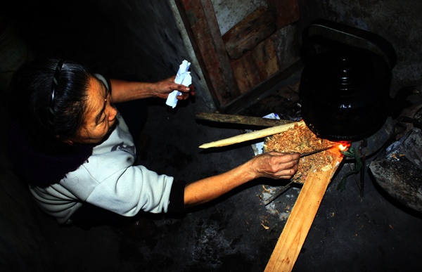 Bo Cong thuong khuyen nguoi dan thay gas bang cui hinh anh