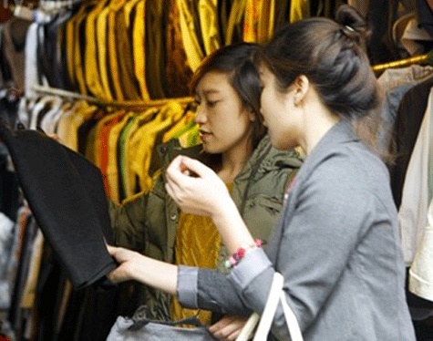 Dau dong, chi em chen nhau san hang sida 'gia beo' hinh anh