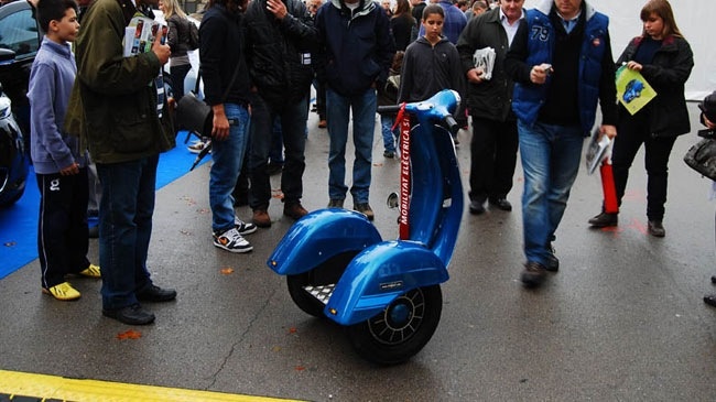 Xe tu can bang phien ban Vespa dau tien tren the gioi hinh anh