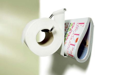 Loi dung giay ve sinh mac ket trong hau mon hinh anh