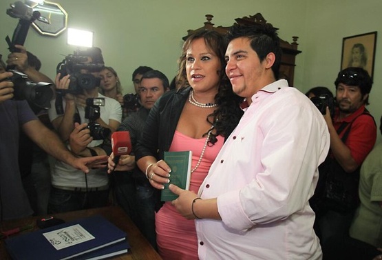 Vo chong ru nhau di phau thuat hoan doi gioi tinh hinh anh