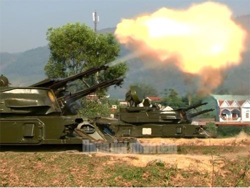 Quan chung PK-KQ dien tap ban dan that phao phong khong hinh anh