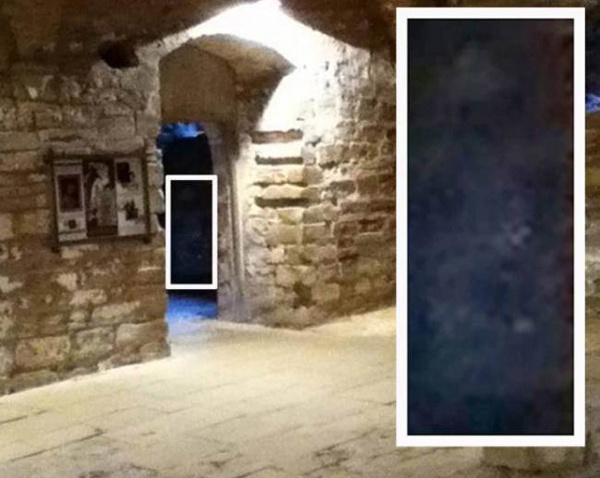 Chup duoc bong ma trong tu vien co hinh anh