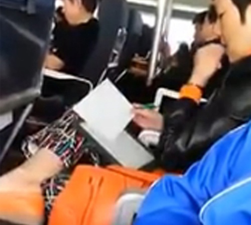 Nguoi phu nu boc da chan an ngon lanh hinh anh