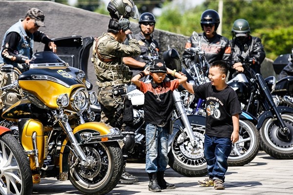 Cuoc dieu hanh hoanh trang cua hon 50 moto Harley-Davidson hinh anh