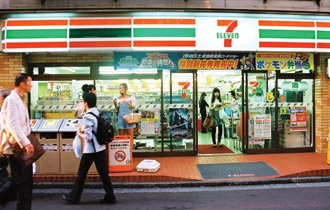 Cua hang tien loi bi 'de doa' vi doi thu 7 Eleven hinh anh