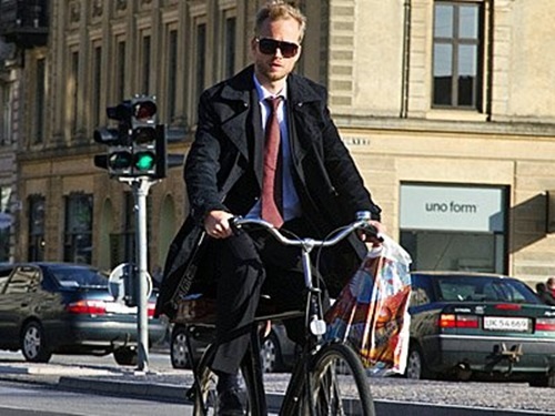 Nhung chi phi ngam cua nhan vien pho Wall hinh anh