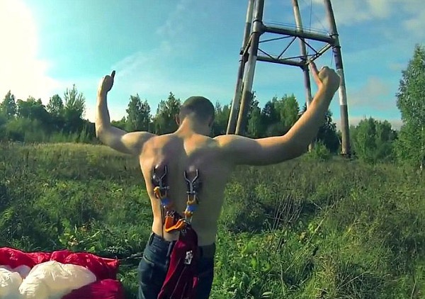 Kep moc sat vao lung de nhay cau hinh anh