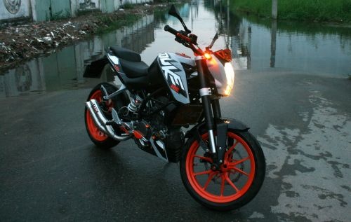 Phu kien choi Noel cho KTM 'be hat tieu' hinh anh