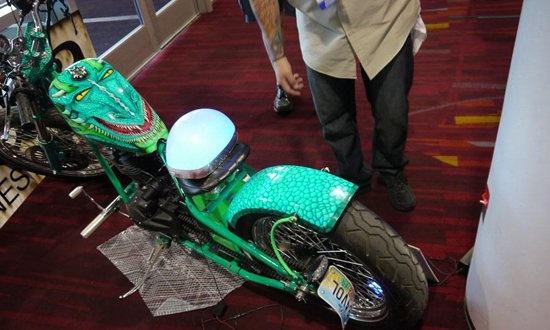 Xe may toa sang bang nuoc son dac biet hinh anh