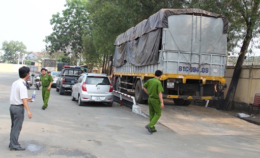 Se xu ly ngan hang doi no bang 'luat rung' hinh anh