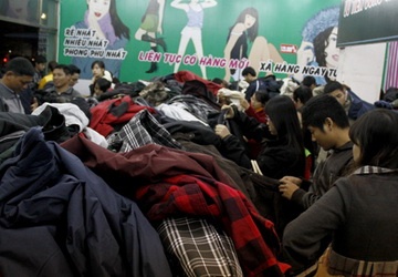 Cuoi nam mua hang xa de bi lua hinh anh