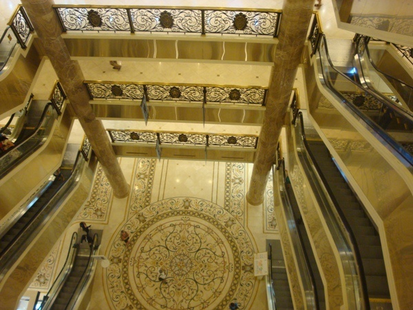 Can canh su diu hiu cua Trang Tien Plaza hinh anh