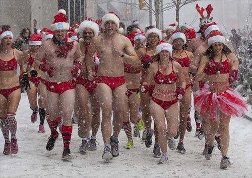 Mac bikini chay bo giua tuyet hinh anh