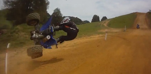 Xe 4 banh lon nhao trong cuoc dua off-road hinh anh