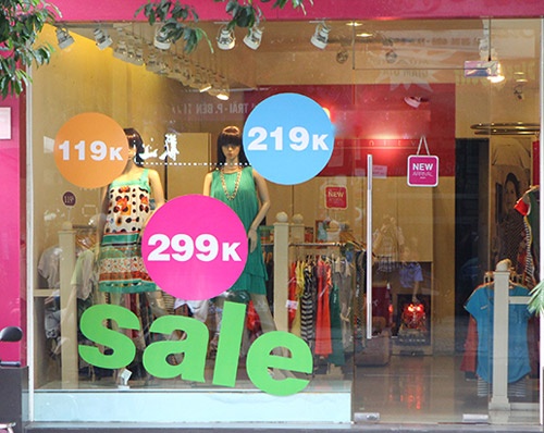 Hang giam gia ngap tran duong pho Sai Gon hinh anh