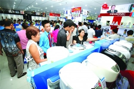 Dien may cuoi nam: Giam gia, tang qua de canh tranh hinh anh