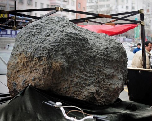 Thien thach 2 tan an ngu truoc cong thanh hinh anh