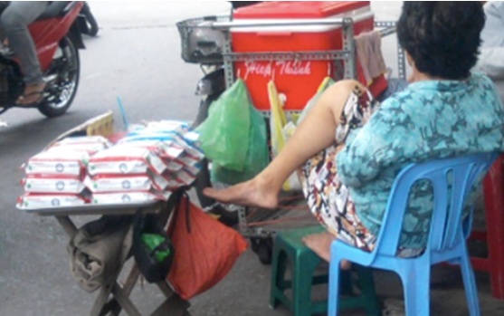 Khan uot, khau trang gia re gianh nhau xuong duong hinh anh