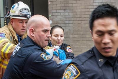 Om con nhay khoi toa nha 52 tang hinh anh