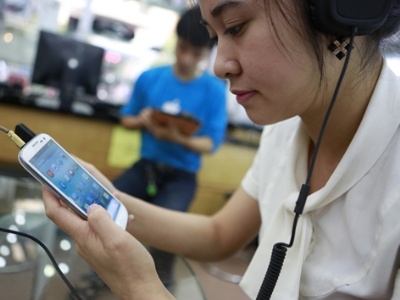 Nha mang ep khach dung dich vu, thu tien ty hinh anh