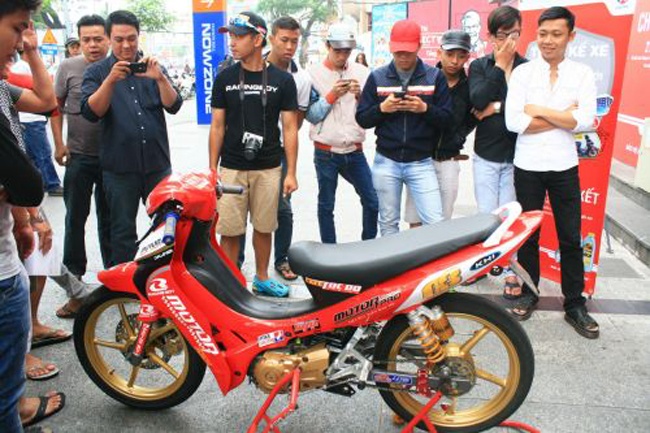 Hai xe may do dep nhat mua Noel hinh anh