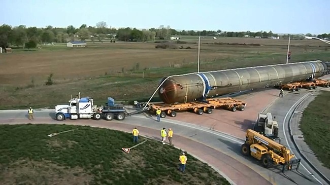 Xe dau keo vat va qua vong xuyen hinh anh