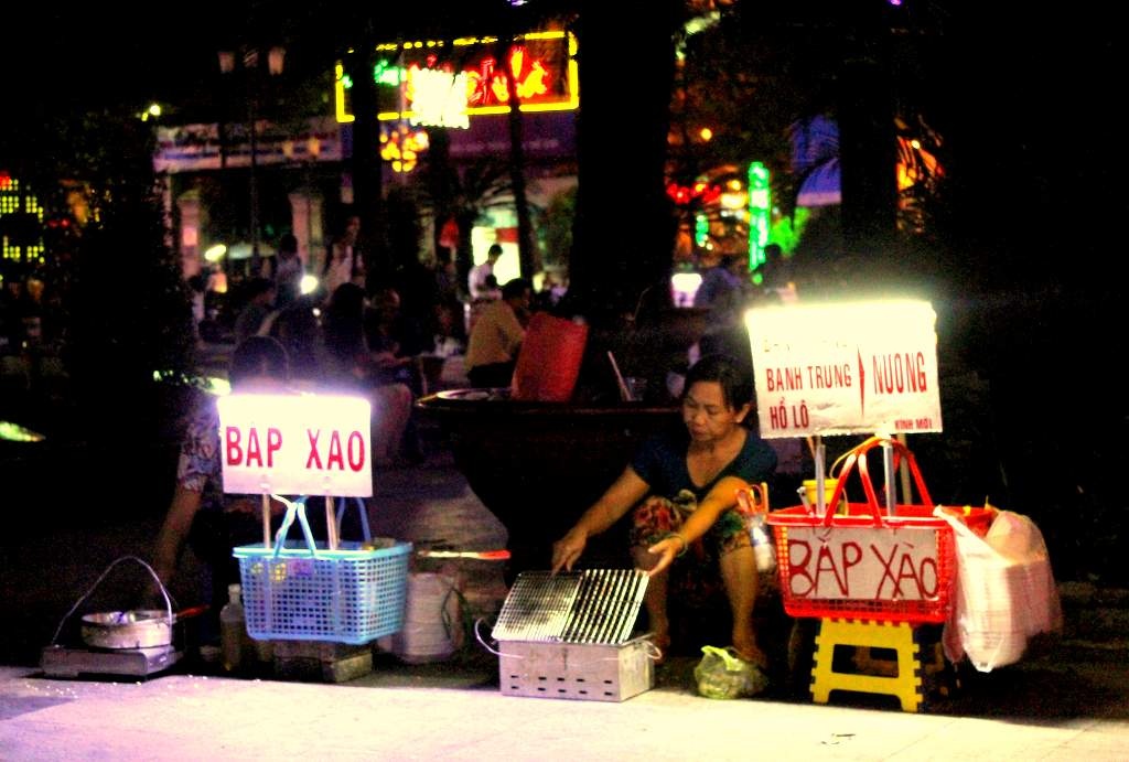 Thu tien trieu moi ngay tu ban bap xao o Sai Gon hinh anh