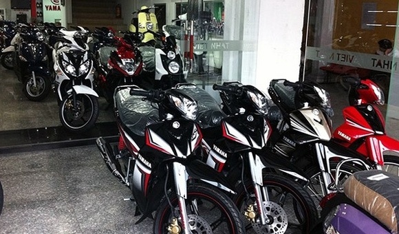 Cuoi nam xe may e am hinh anh