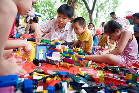 Do choi Trung Quoc nhiem doc: Biet nguy hiem van phai mua hinh anh