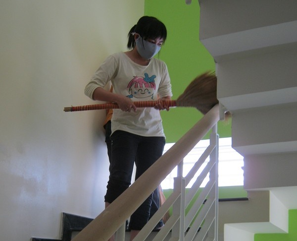 Sot dich vu trong nha, nguoi giup viec ngay Tet hinh anh