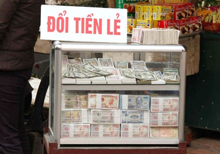 Doi tien le: Ngan hang tho o, giao dich chui chat chem hinh anh