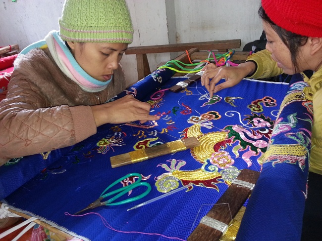 Mua o to, xay nha lau tu nghe theu ao long bao hinh anh