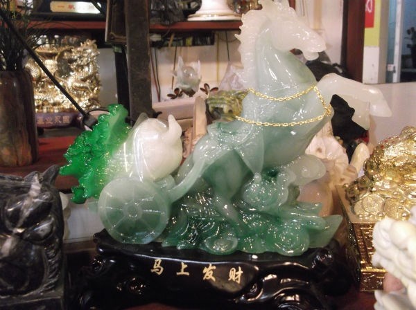 Do phong thuy hinh ngua sot truoc Tet hinh anh