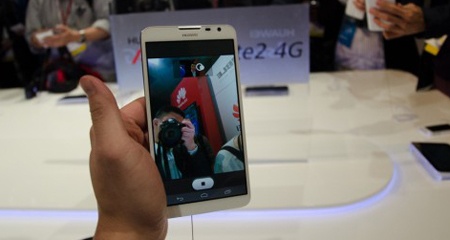 6 smartphone noi bat trong CES Press Day hinh anh