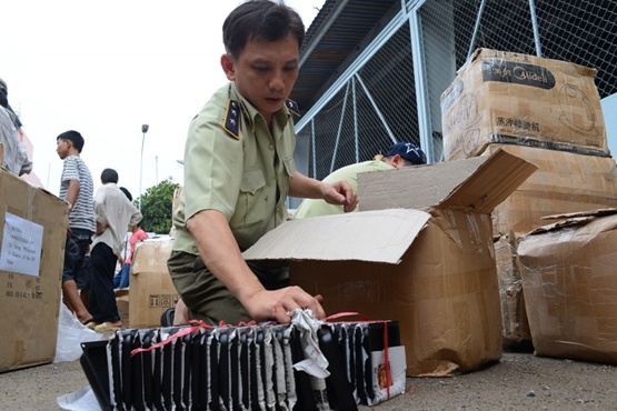 10 container hang lau qua cang Sai Gon hinh anh
