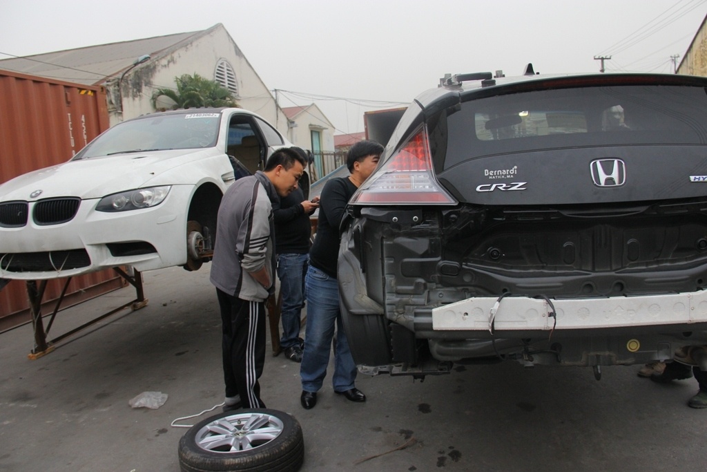 3 xe hop hang sang doi lot lo hang kim loai hinh anh