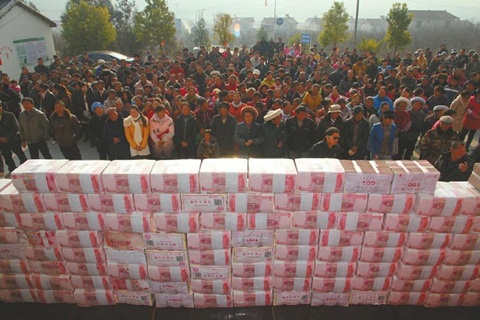 Dan lang giau nhat Trung Quoc ngu tren dong tien hinh anh