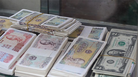 Dich vu doi tien le pha gia manh ngay sat Tet hinh anh